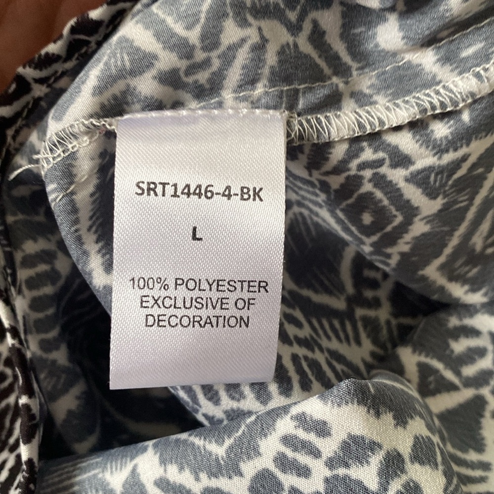 NWT THML Black and White Flutter Sleeve Print Top Blouse size L - Picture 11 of 11
